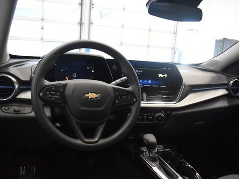 Used 2025 Chevrolet Trax LT FWD image 23