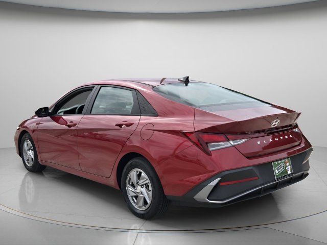 Used 2024 Hyundai Elantra SE FWD image 4