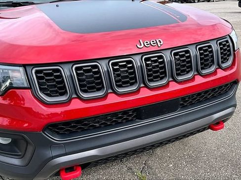 Used 2025 Jeep Compass Trailhawk AWD/4WD image 30