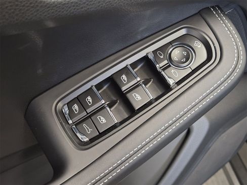 Certified 2025 Porsche Macan Base image 21