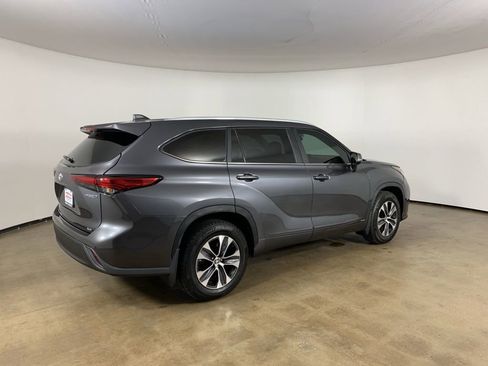 Used 2023 Toyota Highlander XLE AWD/4WD image 8