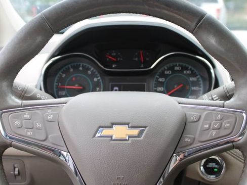 Used 2018 Chevrolet Cruze Premier FWD image 17