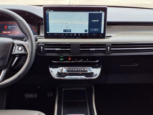 Certified 2024 Lincoln Corsair FWD w/ Rear Removable Package Tray image 8