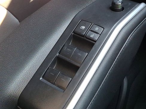 Used 2023 Toyota Highlander XLE image 25