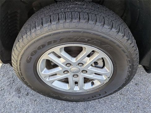 Used 2023 Jeep Grand Cherokee Laredo image 9