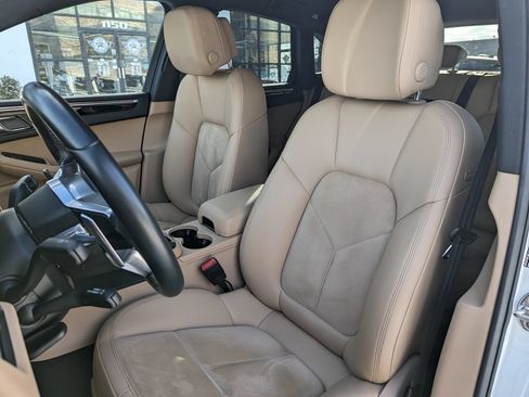 Used 2020 Porsche Macan AWD/4WD image 12
