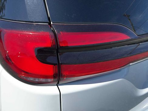Used 2023 Chrysler Pacifica Touring-L FWD image 11