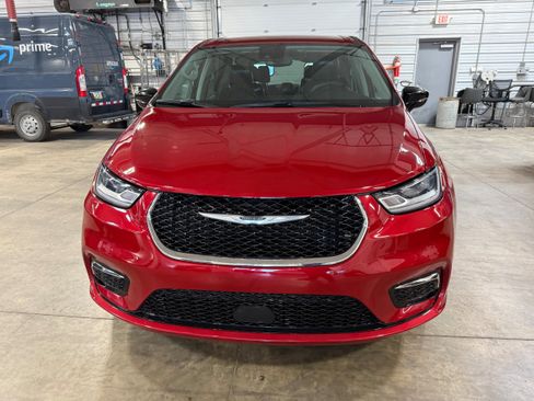 Certified 2024 Chrysler Pacifica Touring-L AWD/4WD image 34