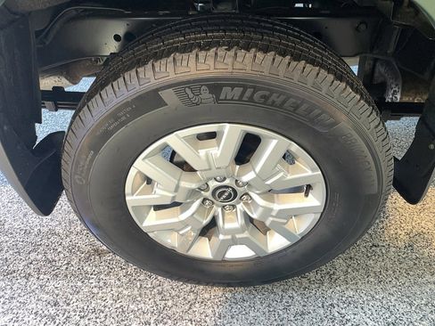 Used 2023 Nissan Frontier SV w/ SV Premium Package image 5