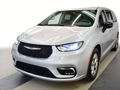 Used 2024 Chrysler Pacifica Touring-L FWD image 4