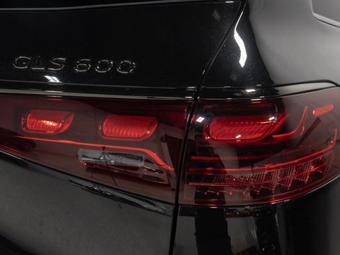 Used 2025 Mercedes-Benz Maybach GLS 600 4MATIC image 28