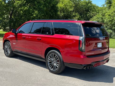 Used 2023 Cadillac Escalade ESV V AWD/4WD image 4