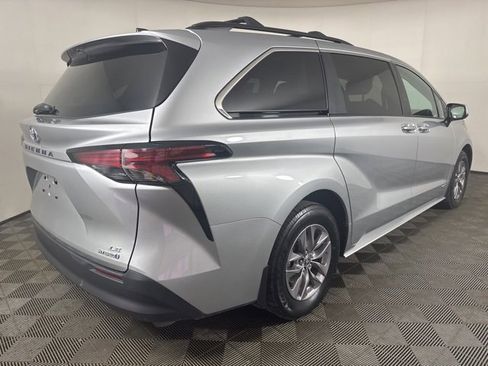 Used 2021 Toyota Sienna LE image 3