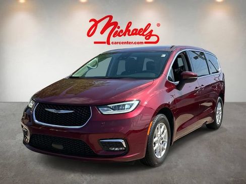 Used 2023 Chrysler Pacifica Touring-L FWD image 6