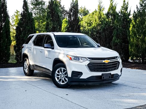 Used 2020 Chevrolet Traverse LS FWD image 2