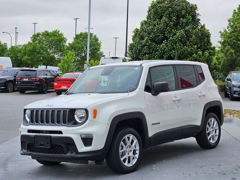 Used 2023 Jeep Renegade Latitude AWD/4WD image 3