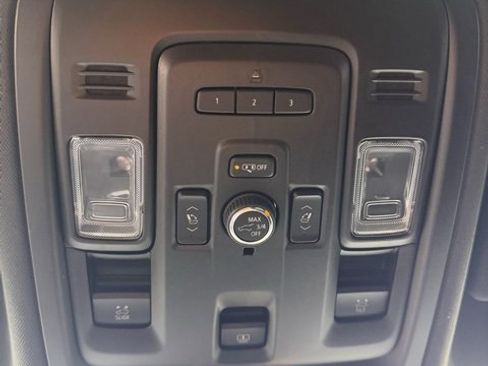 Used 2022 Chevrolet Suburban High Country image 14