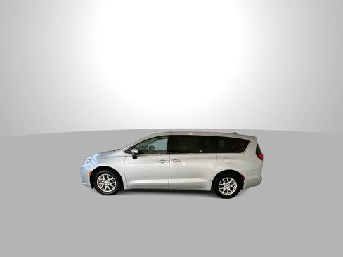 Used 2023 Chrysler Pacifica Touring-L FWD image 5