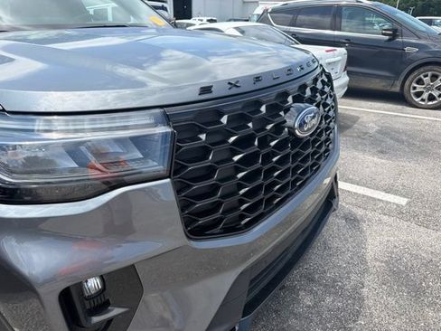 Used 2025 Ford Explorer ST-Line w/ ST-Line Street Pack AWD/4WD image 9