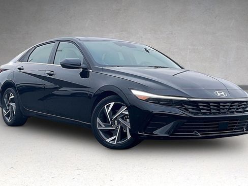 Used 2025 Hyundai Elantra Limited FWD image 2