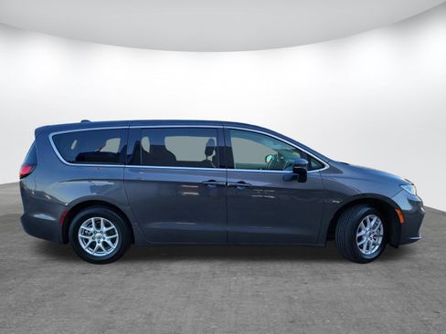Used 2023 Chrysler Pacifica Touring-L FWD image 4
