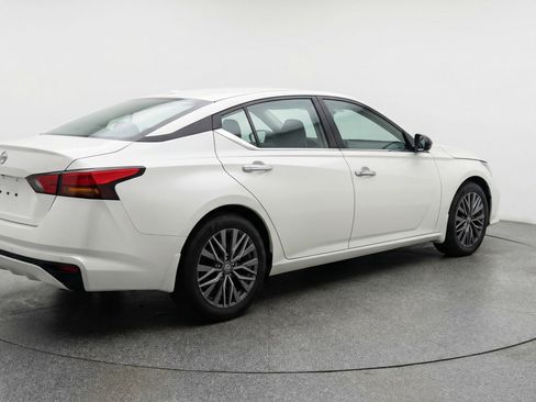 Used 2025 Nissan Altima 2.5 SV FWD image 9