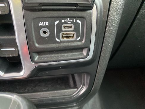 Used 2020 Jeep Wrangler Unlimited Sahara w/ Cold Weather Group AWD/4WD image 13