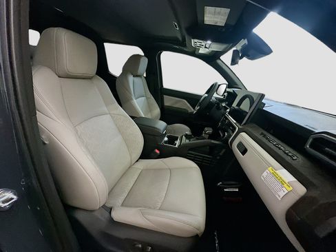 Used 2025 Toyota Tacoma Limited AWD/4WD image 33