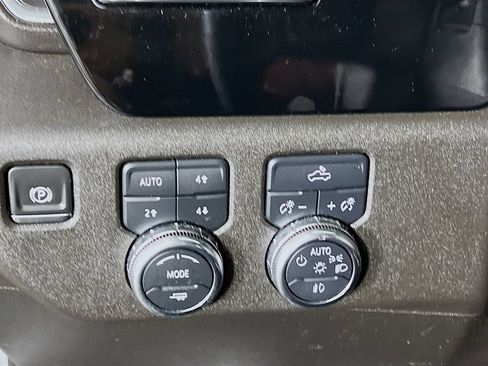 Used 2024 GMC Sierra 1500 Elevation w/ Preferred Package AWD/4WD image 9