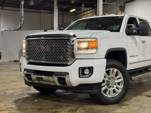 Used 2015 GMC Sierra 3500 Denali image 2