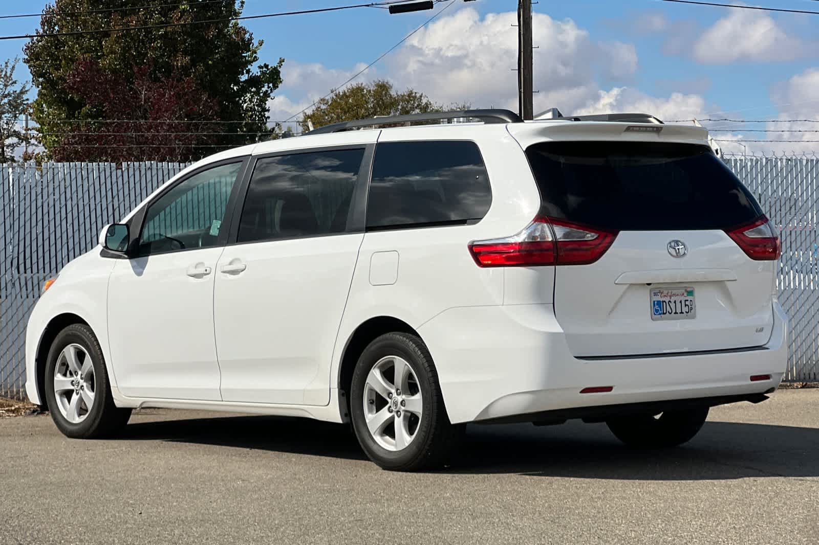 Used 2017 Toyota Sienna LE FWD image 5