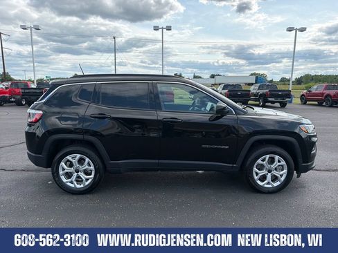 Used 2025 Jeep Compass Latitude w/ Sun & Sound Group AWD/4WD image 6