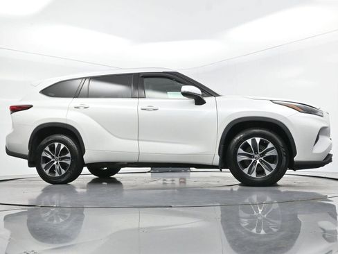 Used 2022 Toyota Highlander XLE AWD/4WD image 52