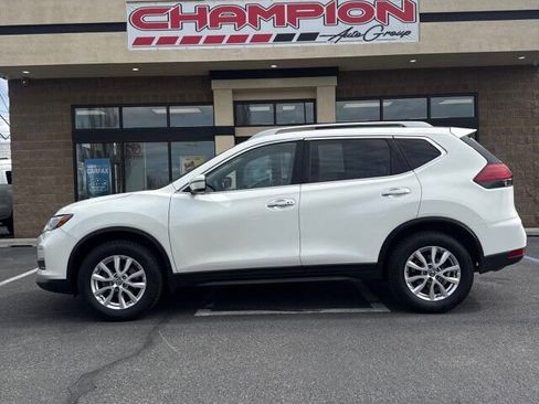 Used 2017 Nissan Rogue SV image 2
