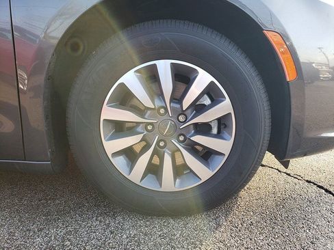 Used 2023 Chrysler Pacifica Touring-L FWD image 19