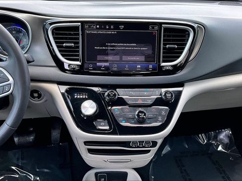Used 2023 Chrysler Pacifica Touring-L FWD image 11
