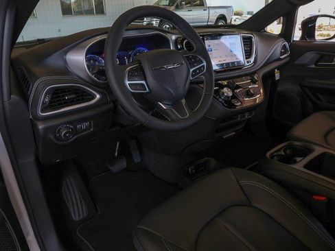 New 2026 Chrysler Pacifica Select FWD image 11