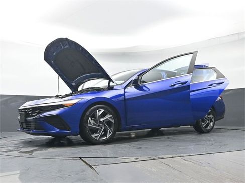 Used 2024 Hyundai Elantra SEL w/ Convenience Package image 45