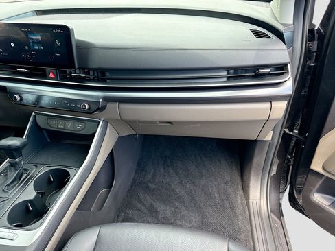 Used 2025 Kia Carnival FWD image 16