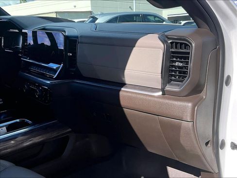 Used 2022 Chevrolet Silverado 1500 LTZ AWD/4WD image 17