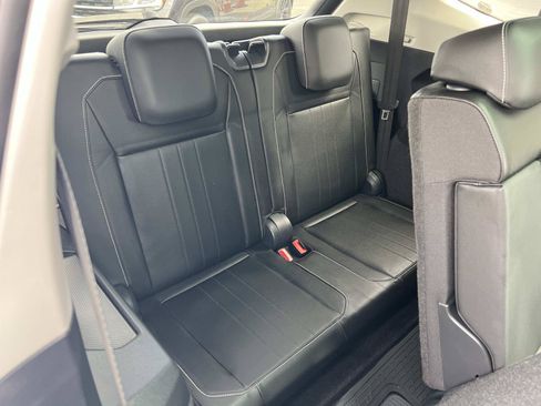 Certified 2023 Volkswagen Tiguan SE FWD image 33