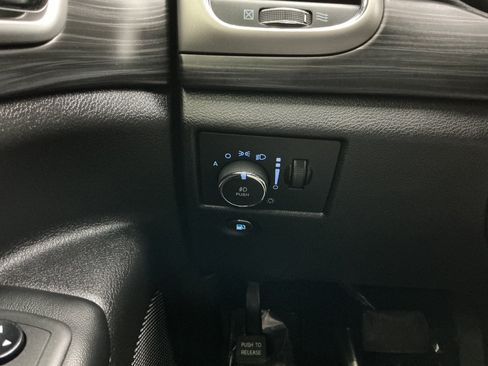 Used 2021 Jeep Grand Cherokee Laredo AWD/4WD image 39