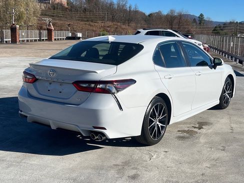 Used 2024 Toyota Camry SE image 3