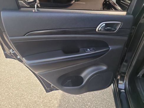 Used 2019 Jeep Grand Cherokee Laredo RWD image 11