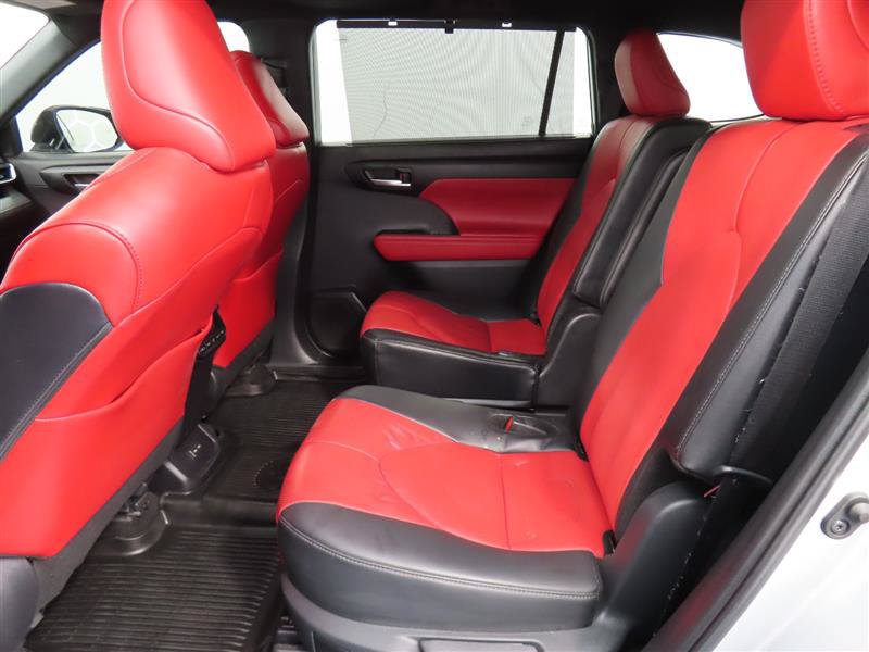 Used 2024 Toyota Highlander XSE FWD image 29