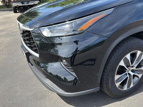 Used 2022 Toyota Highlander XLE AWD/4WD image 6