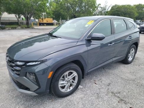 Used 2025 Hyundai Tucson SE FWD image 2