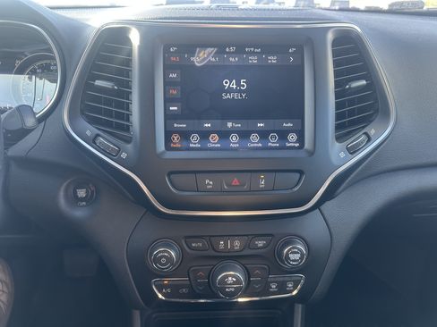 Used 2021 Jeep Cherokee Latitude Lux w/ Comfort/Convenience Group AWD/4WD image 18