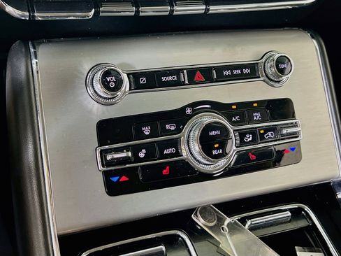 Used 2023 Lincoln Aviator AWD w/ Premium Package image 16