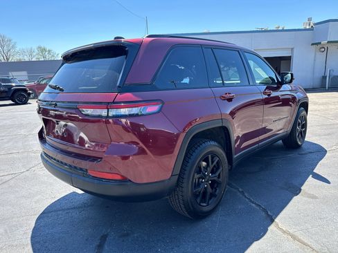 Used 2024 Jeep Grand Cherokee Altitude image 5